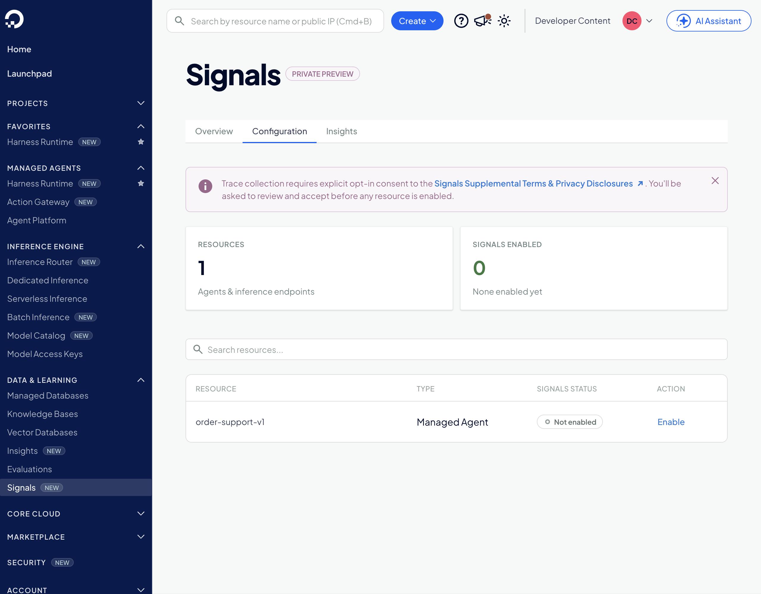 DigitalOcean 控制台中的 Signals 配置选项卡,带有 PRIVATE PREVIEW 徽章。横幅表明,追踪收集需要明确的选择加入同意 Signals 补充条款和隐私披露。表格列出 order-support-v1 智能体为托管智能体,状态为未启用,并提供启用操作。